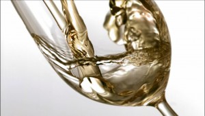 302827267-vino-bianco-bicchiere-da-vino-versare-da-bere-zampillare